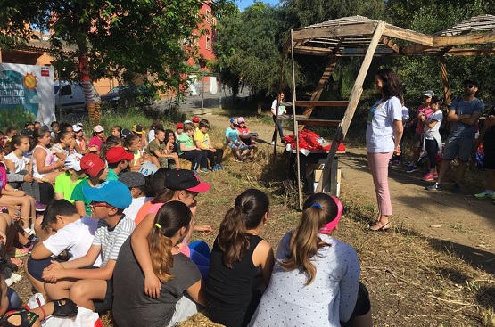 A group of children attends a talk in the Orchard Arboretum, in Marbella